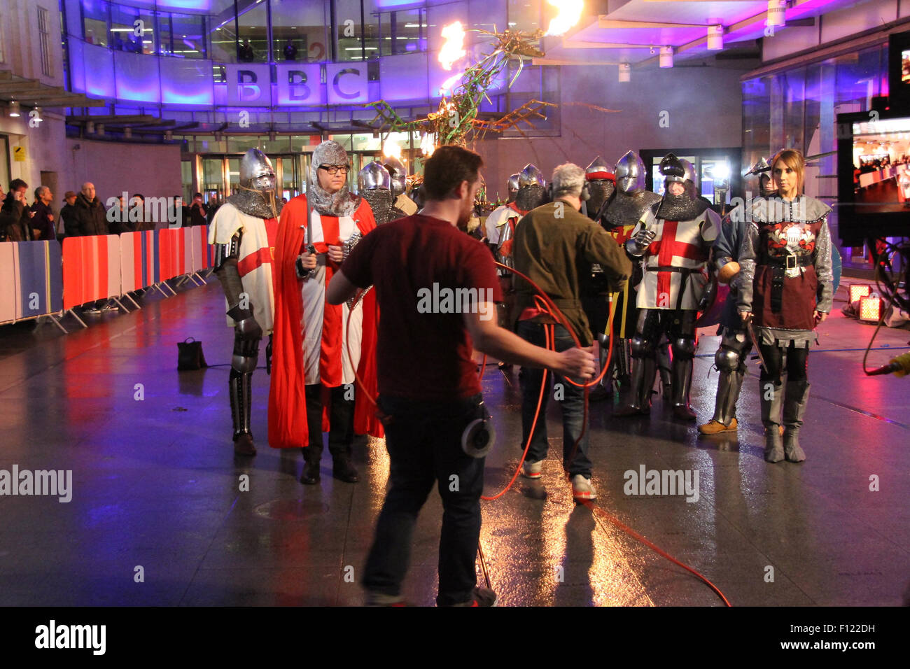 Chris Evens et Alex Jones tournage pour la BBC One Show en dehors de la BBC en 2014 Banque D'Images