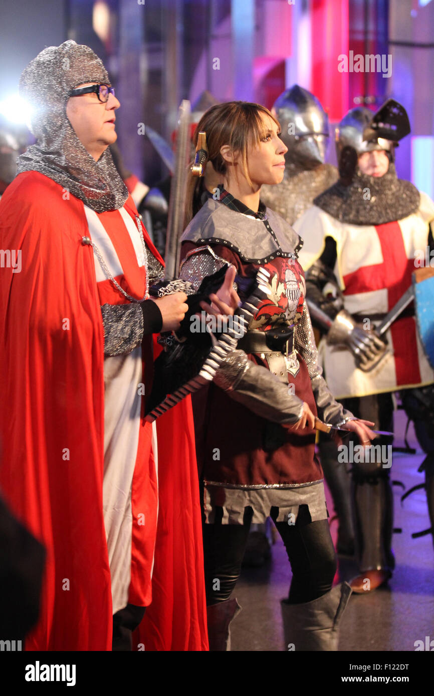 Chris Evens et Alex Jones tournage pour la BBC One Show en dehors de la BBC en 2014 Banque D'Images