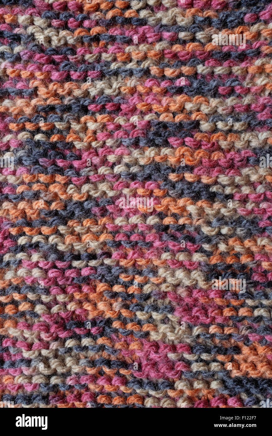 Longueur de point de tricot au point mousse avec de la laine multicolore comme une texture de fond abstrait Banque D'Images