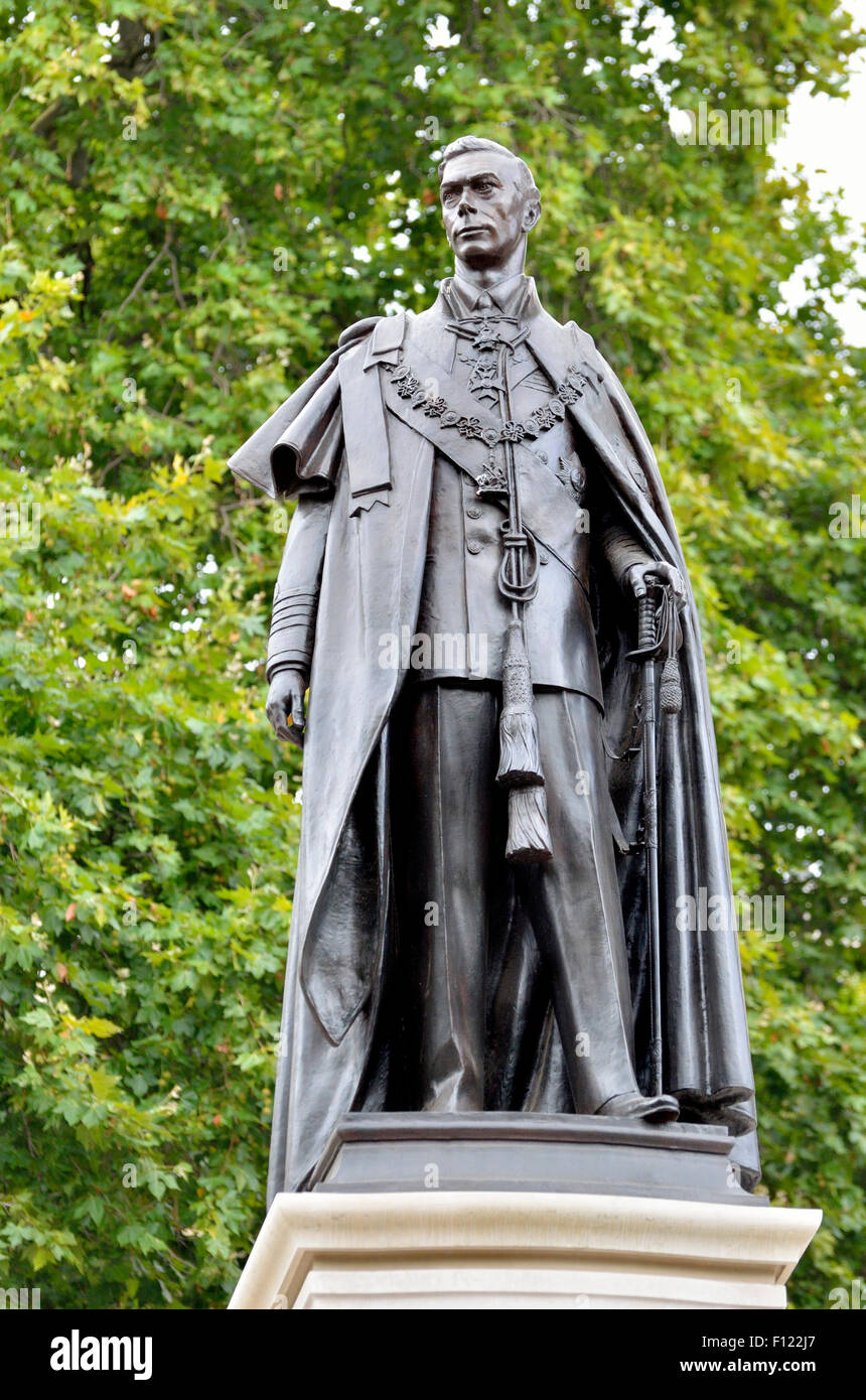 Londres, Angleterre, Royaume-Uni. Statue (par William McMillan, 1955) du Roi George VI, dans le centre commercial. Banque D'Images