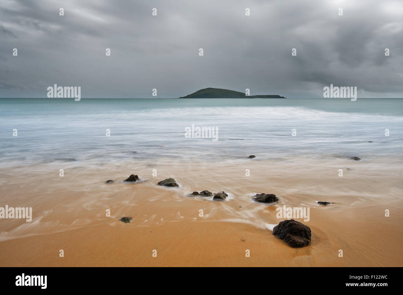 L'approche d'orages en Point Shoal Mackay. Banque D'Images