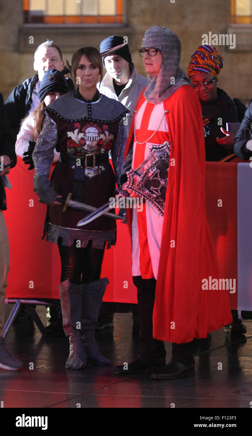 Chris Evens et Alex Jones tournage pour la BBC One Show en dehors de la BBC en 2014 Banque D'Images