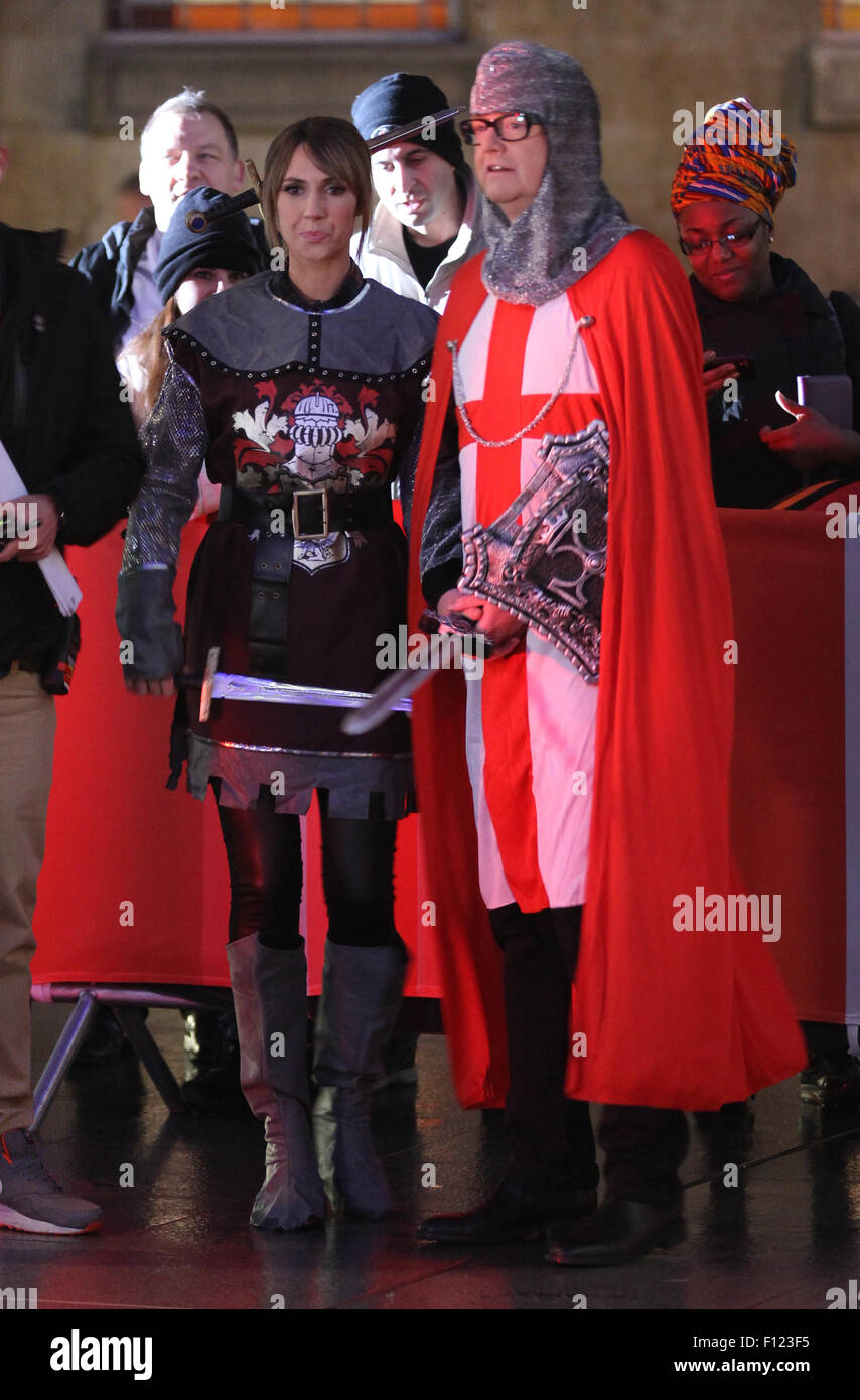 Chris Evens et Alex Jones tournage pour la BBC One Show en dehors de la BBC en 2014 Banque D'Images