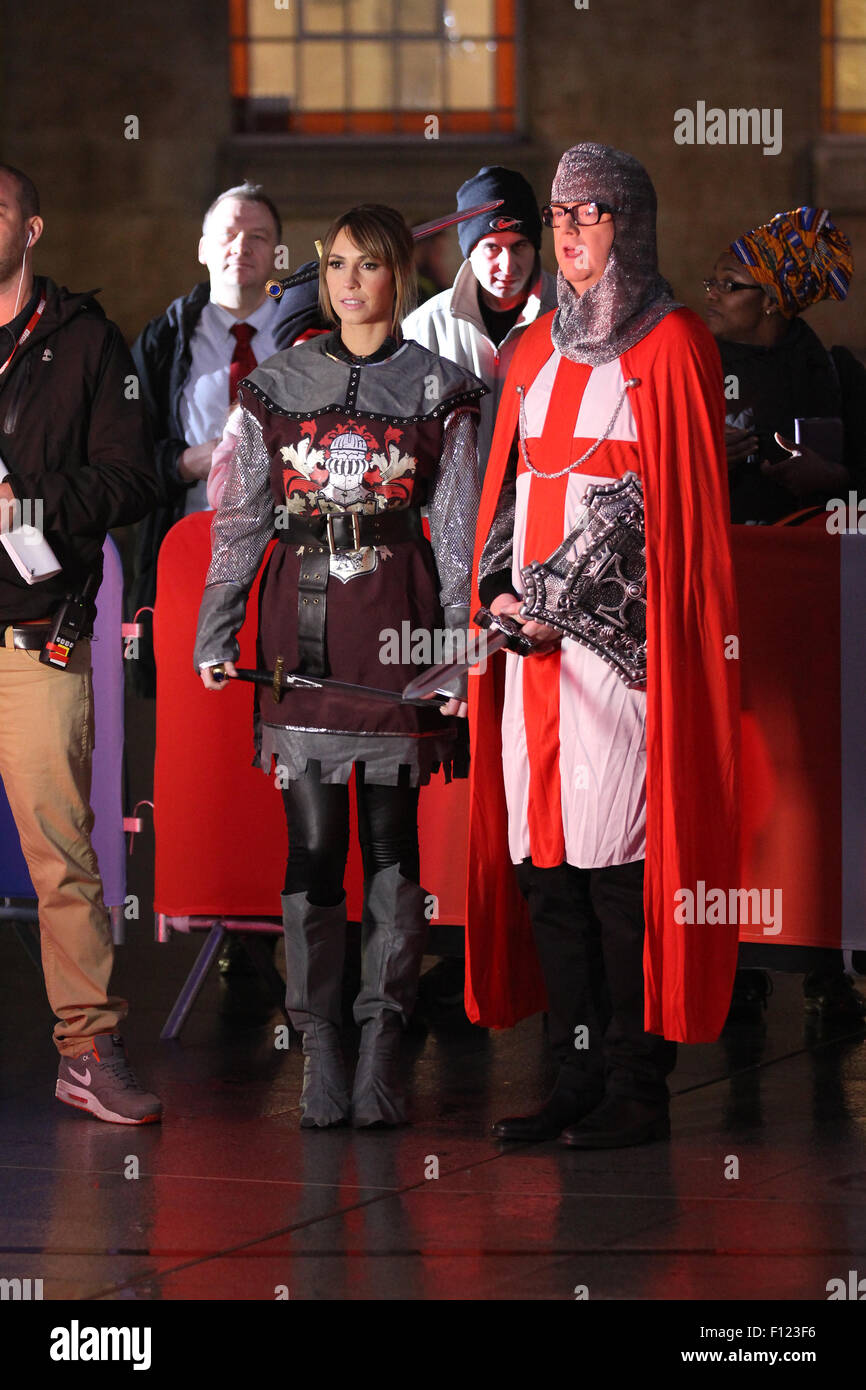 Chris Evens et Alex Jones tournage pour la BBC One Show en dehors de la BBC en 2014 Banque D'Images