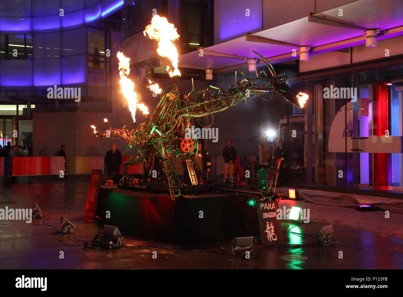 Chris Evens et Alex Jones tournage pour la BBC One Show en dehors de la BBC en 2014 Banque D'Images