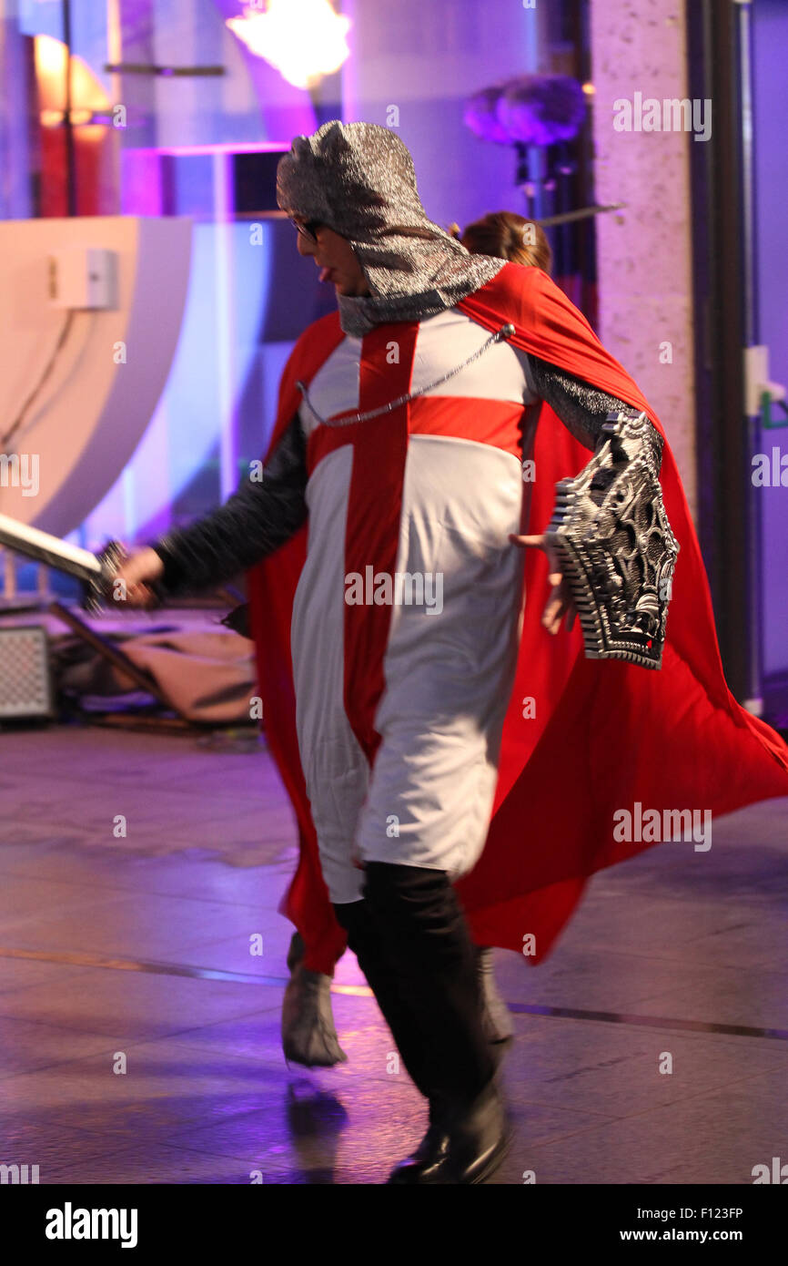 Chris Evens et Alex Jones tournage pour la BBC One Show en dehors de la BBC en 2014 Banque D'Images