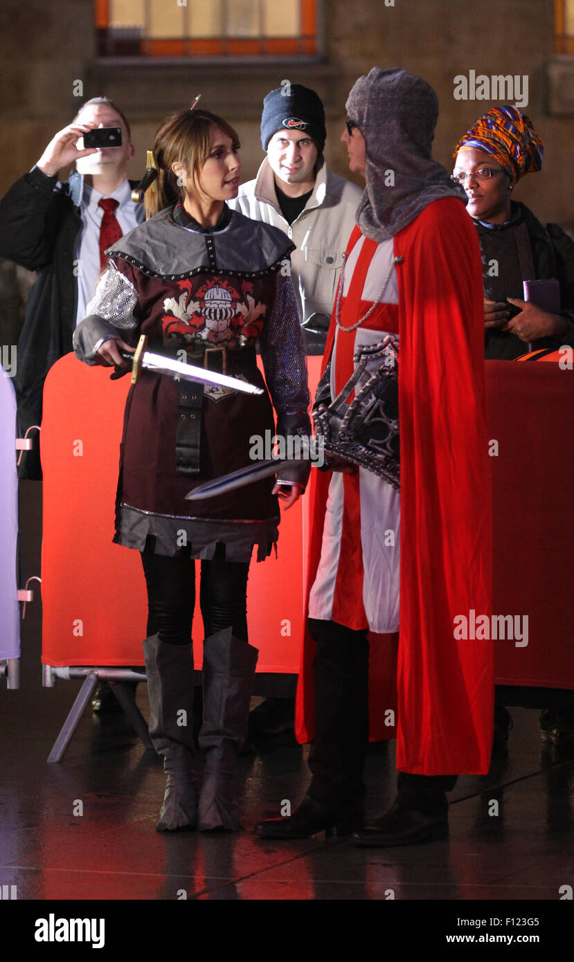 Chris Evens et Alex Jones tournage pour la BBC One Show en dehors de la BBC en 2014 Banque D'Images