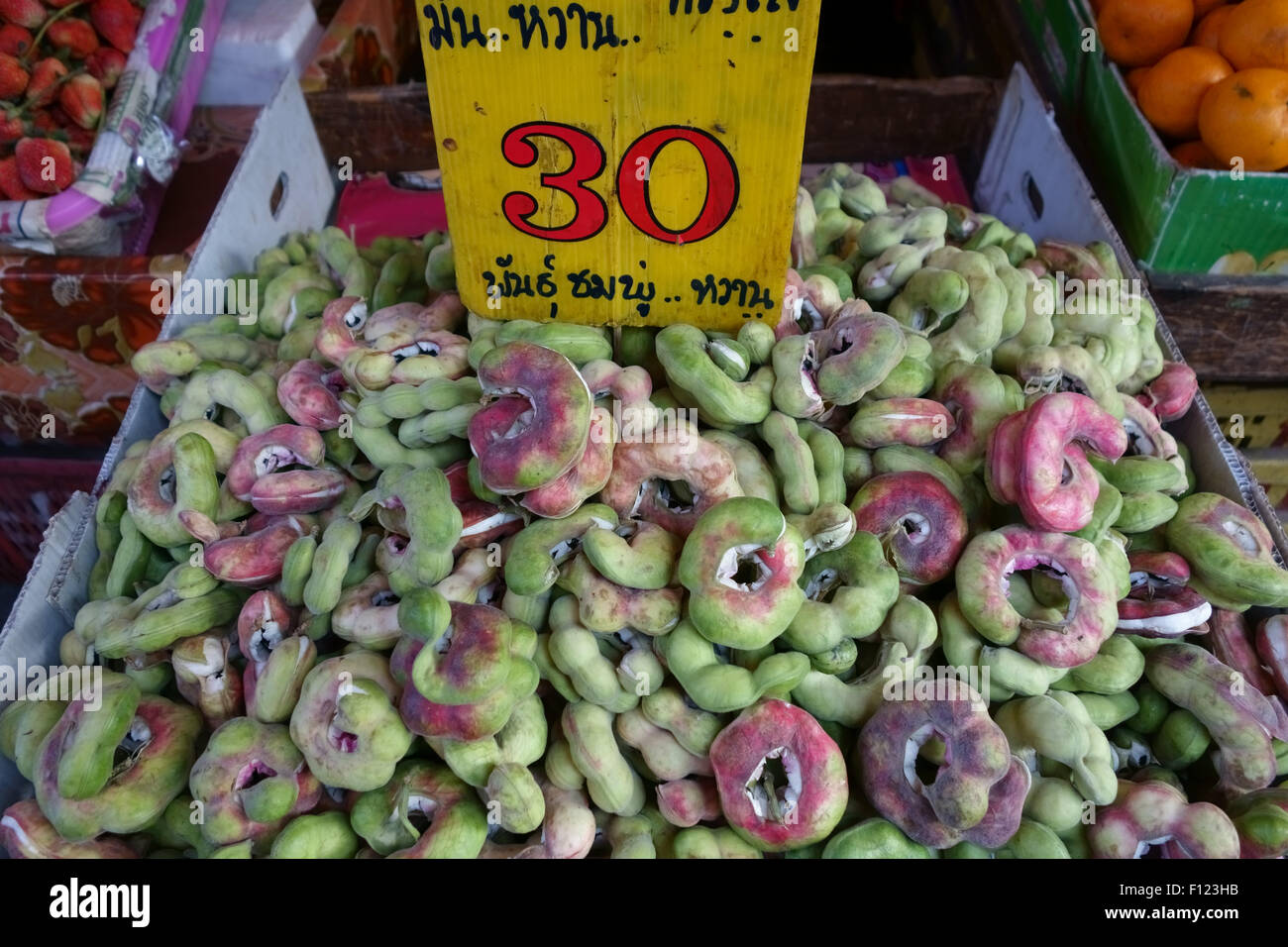 Manille tamarin, Pithecellobium dulce, gousses à vendre dans un marché alimentaire de Bangkok, Thaïlande Banque D'Images