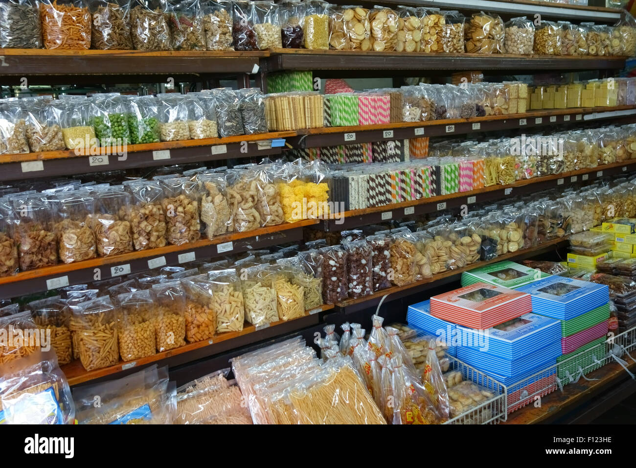 Une variété de produits en sachets, boîtes et pots dans un étal dans un marché alimentaire de Bangkok, Thaïlande Banque D'Images