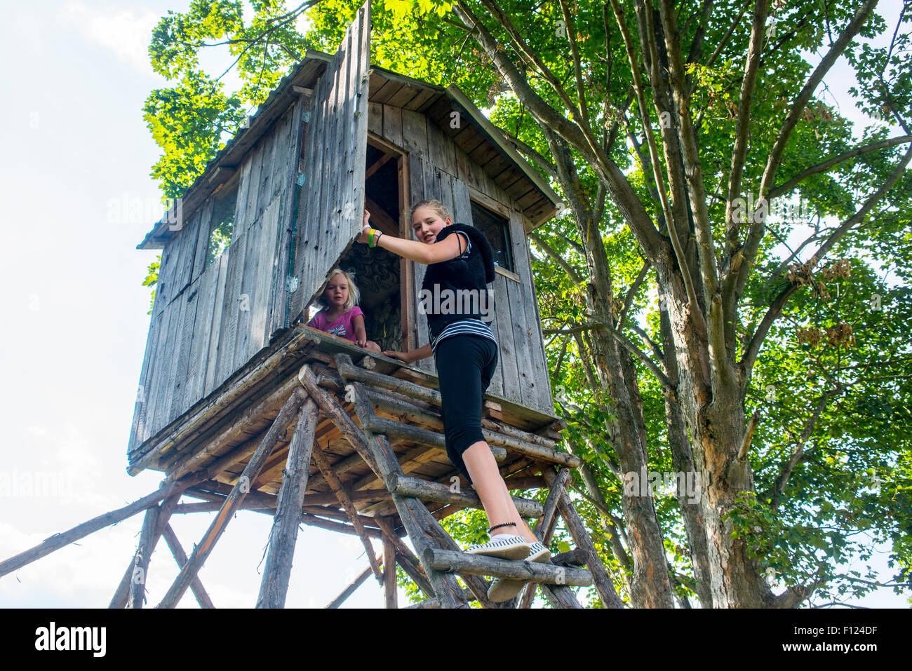 Enfants jouant sur un tour de chasse Banque D'Images