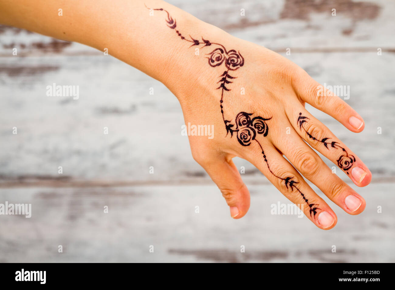 Femme part sans vernis à ongles peints avec des chiffres à l'aide de henné  noir floral Photo Stock - Alamy