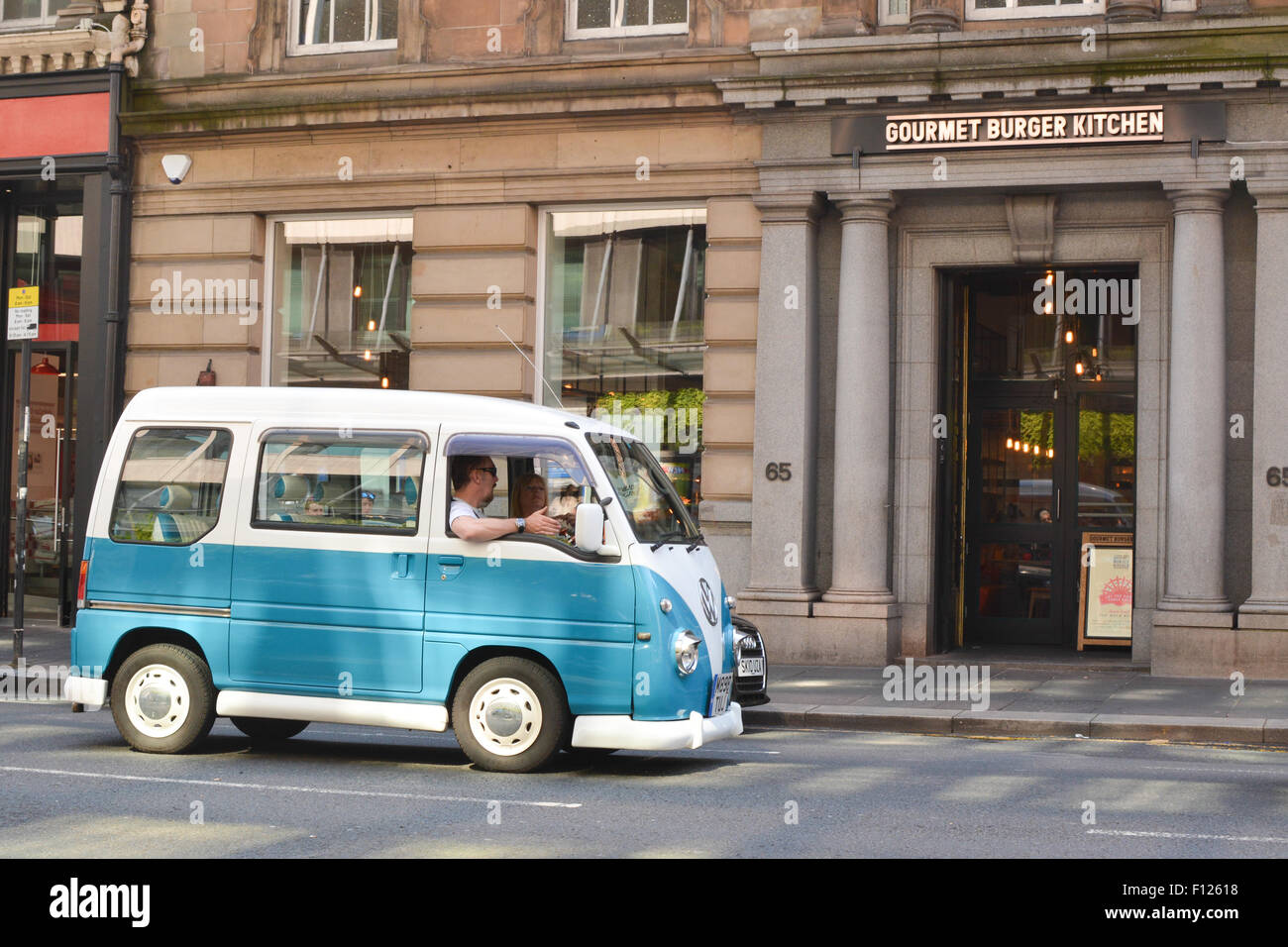 Subaru Sambar Samba VW Auto Camping-replica conduisant dans le centre-ville de Glasgow Banque D'Images
