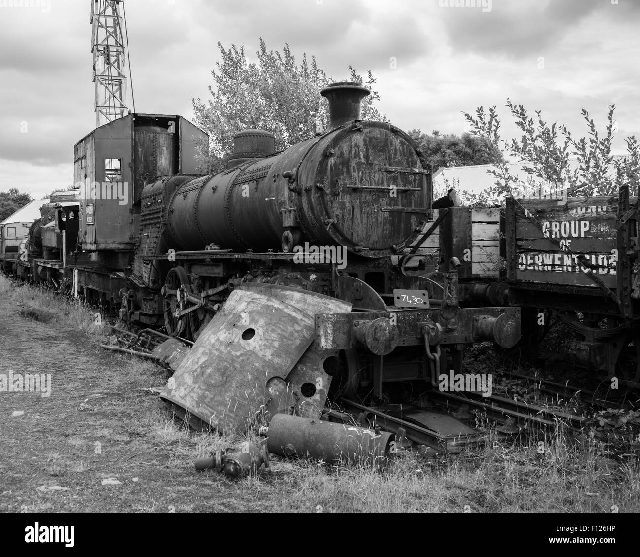 Rusty vapeur avec une grue sur un chariot, dans la ferraille au chemin de fer, l'Tanfield ferroviaire le plus ancien au monde. Banque D'Images