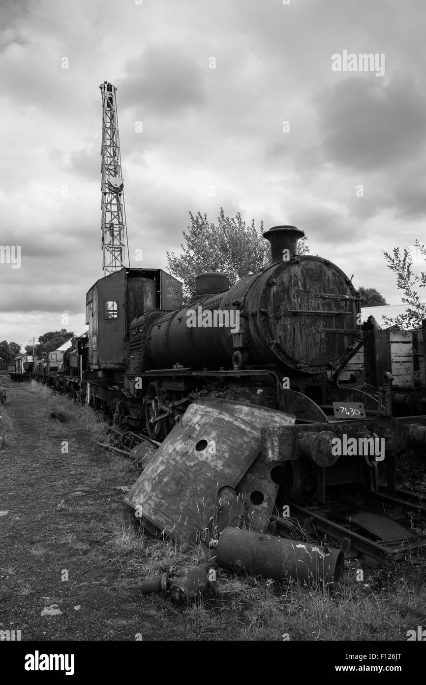 Rusty vapeur avec une grue sur un chariot, dans la ferraille au chemin de fer, l'Tanfield ferroviaire le plus ancien au monde. Banque D'Images