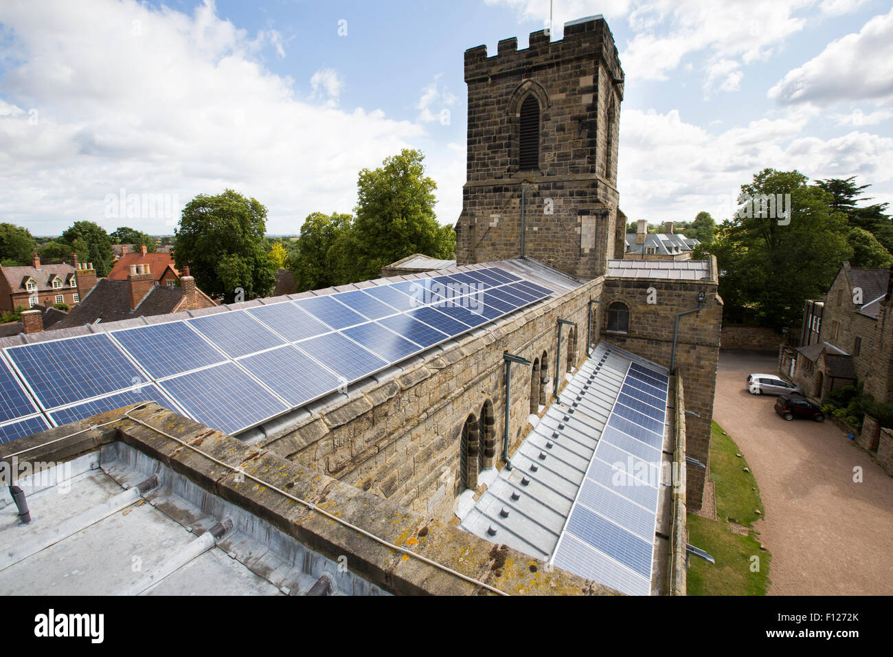 Des panneaux solaires sur un toit de l'église à Melbourne, Derbyshire, Royaume-Uni Banque D'Images