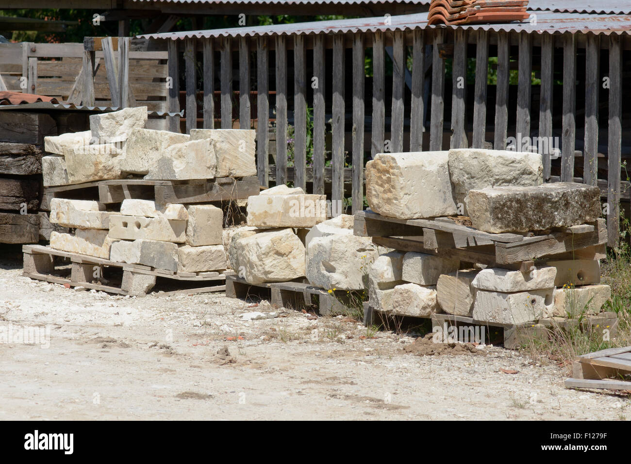 Les grosses pierres empilées en tas pour être utilisé pour construire maison à St Thomas de Conac, région des Charentes, France Banque D'Images