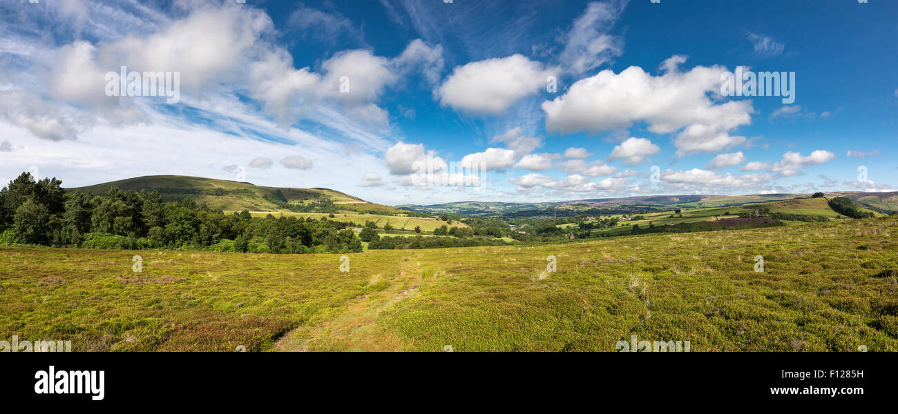 Paysage panoramique des collines près de Glossop Derbyshire sur une belle journée ensoleillée. Banque D'Images
