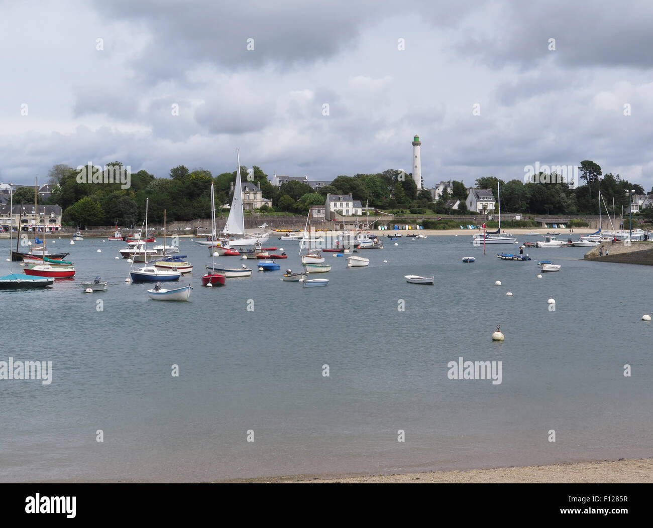 Bénodet : bateaux amarrés et phare Banque D'Images