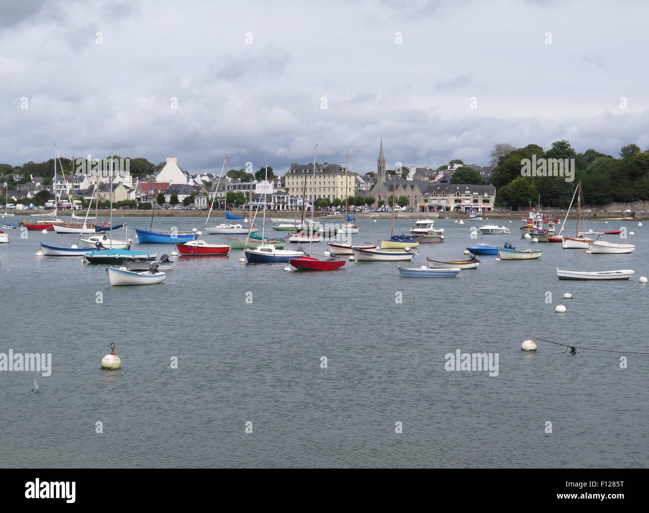 Bénodet : bateaux amarrés et phare Banque D'Images