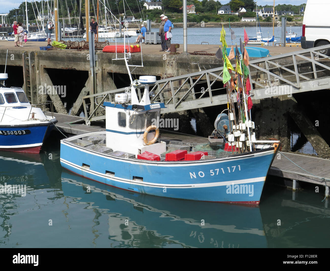 La Trinité-sur-Mer : bateau de pêche traditionnel breton attaché sur la vérification à quai Banque D'Images
