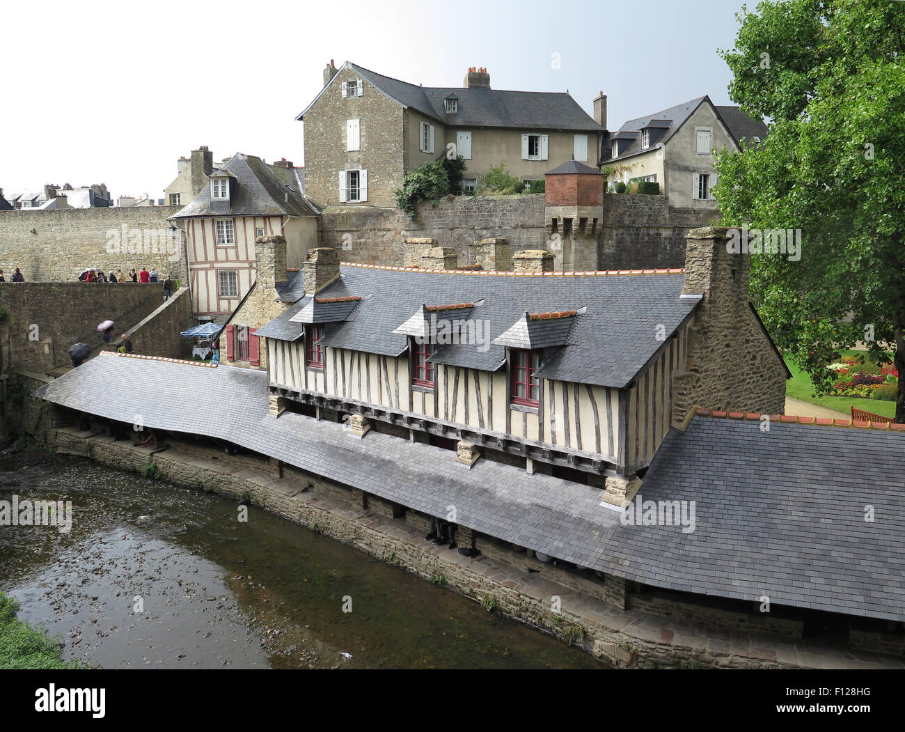 Vannes : "Laverie" (ancien lavoir) avec des remparts de la ville Banque D'Images