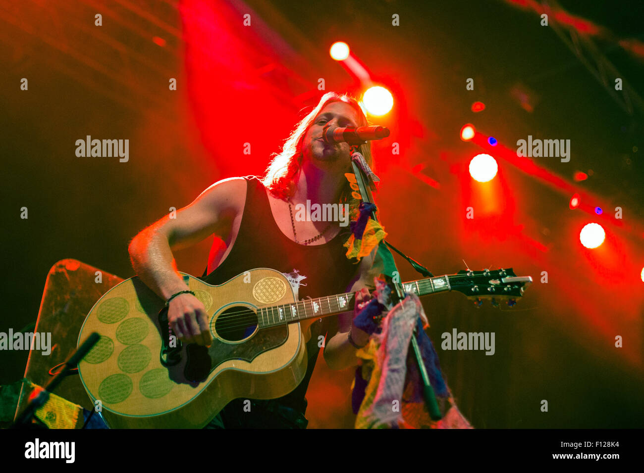 Festival de musique en châteaux CZ Hradec NAD Moravici, la République tchèque, le 21 août 2015. Singer Tomas Klus. (Photo/CTK Frantisek Gela) Banque D'Images