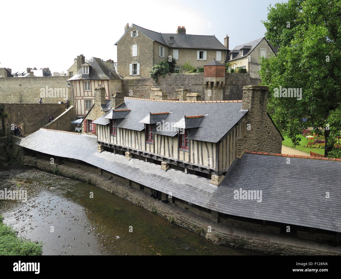 Vannes : "Laverie" (ancien lavoir) avec des remparts de la ville Banque D'Images