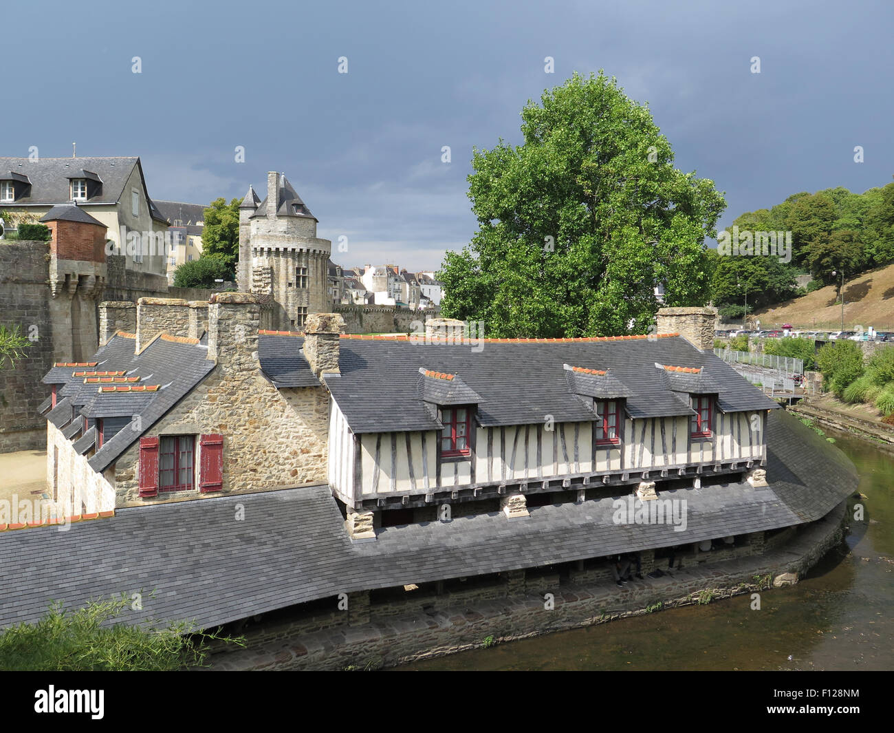 Vannes : "Laverie" (ancien lavoir) avec remparts et Tour du Connétable en arrière-plan Banque D'Images