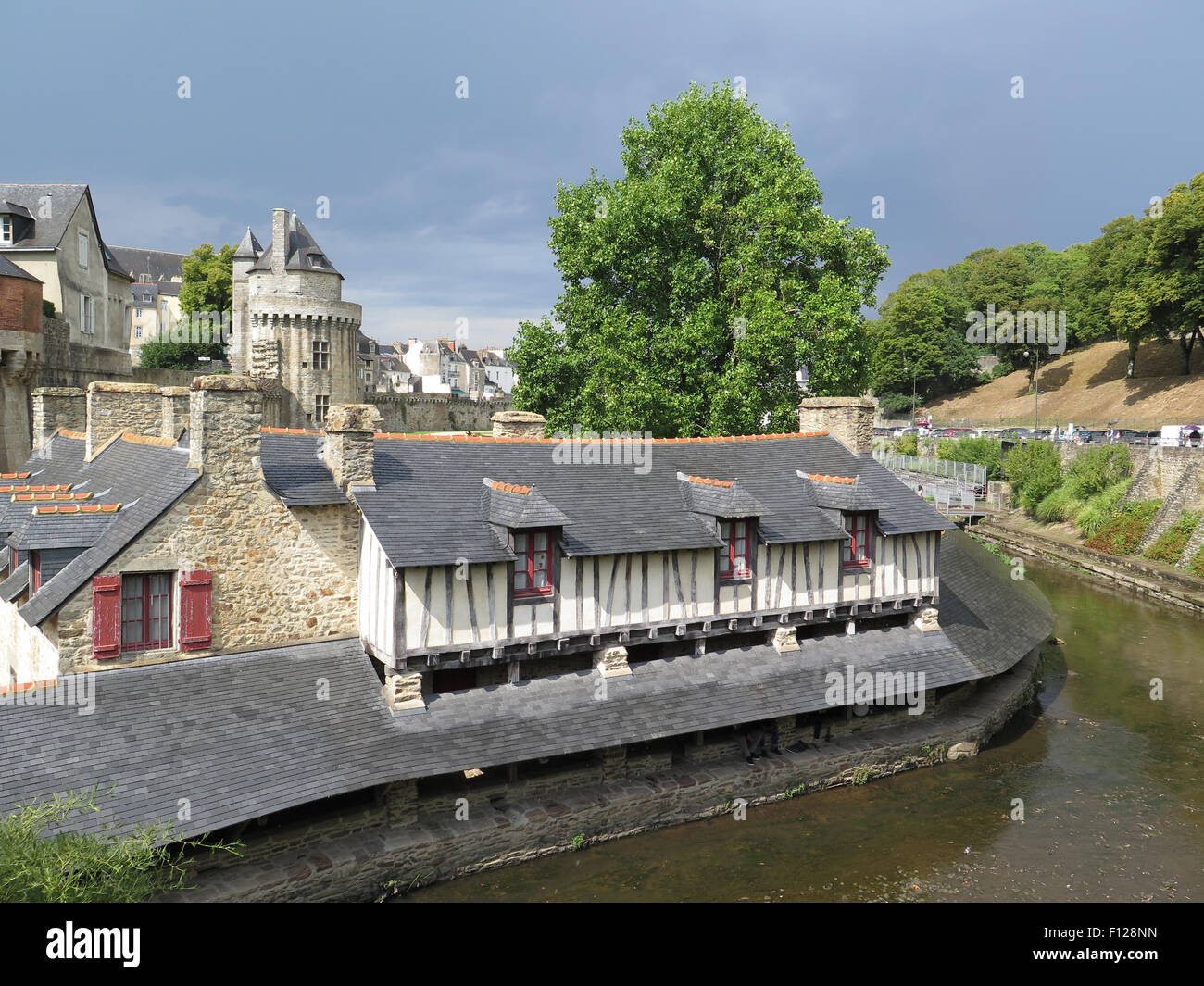Vannes : "Laverie" (ancien lavoir) avec remparts et Tour du Connétable en arrière-plan Banque D'Images