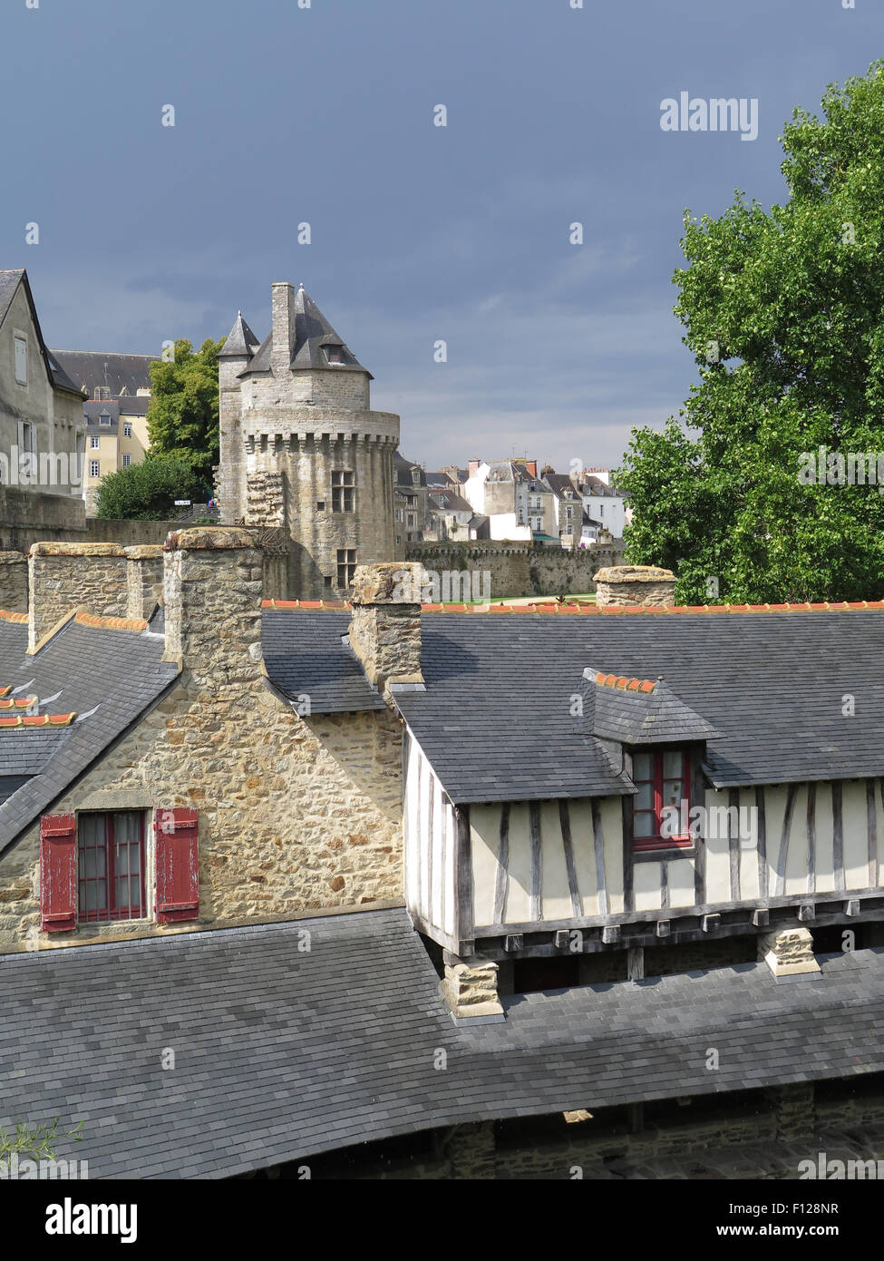 Vannes : "Laverie" (ancien lavoir) avec remparts et Tour du Connétable en arrière-plan Banque D'Images