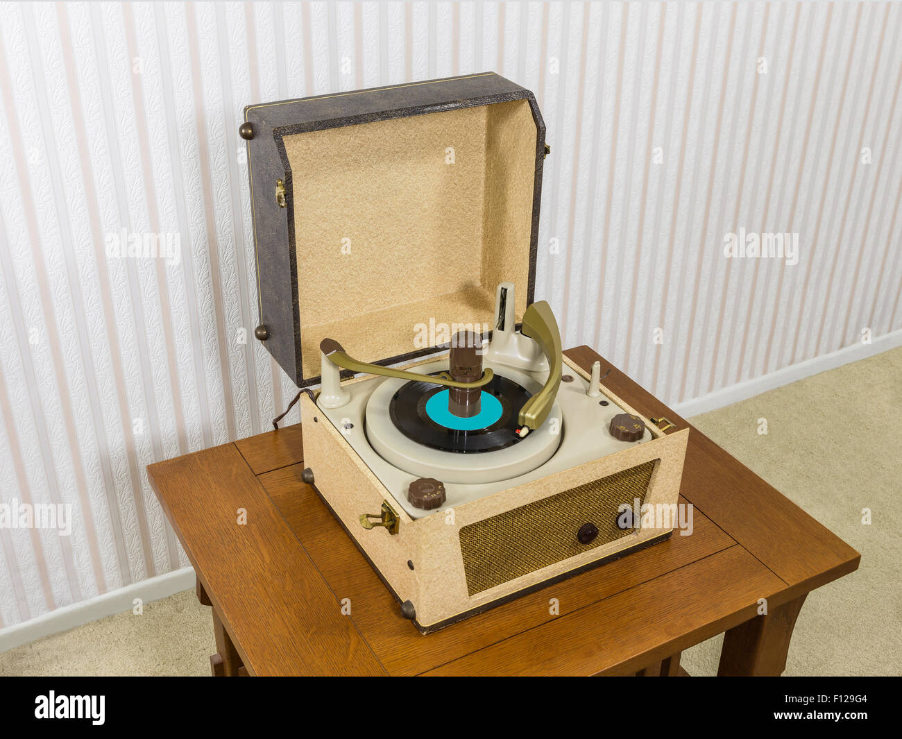 Vintage 1960 record player sur table en bois. Banque D'Images