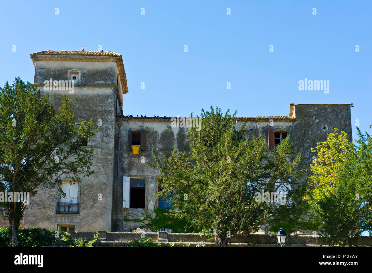 Maisons à Colombiers, près de Béziers, Languedoc Roussillon, France Banque D'Images