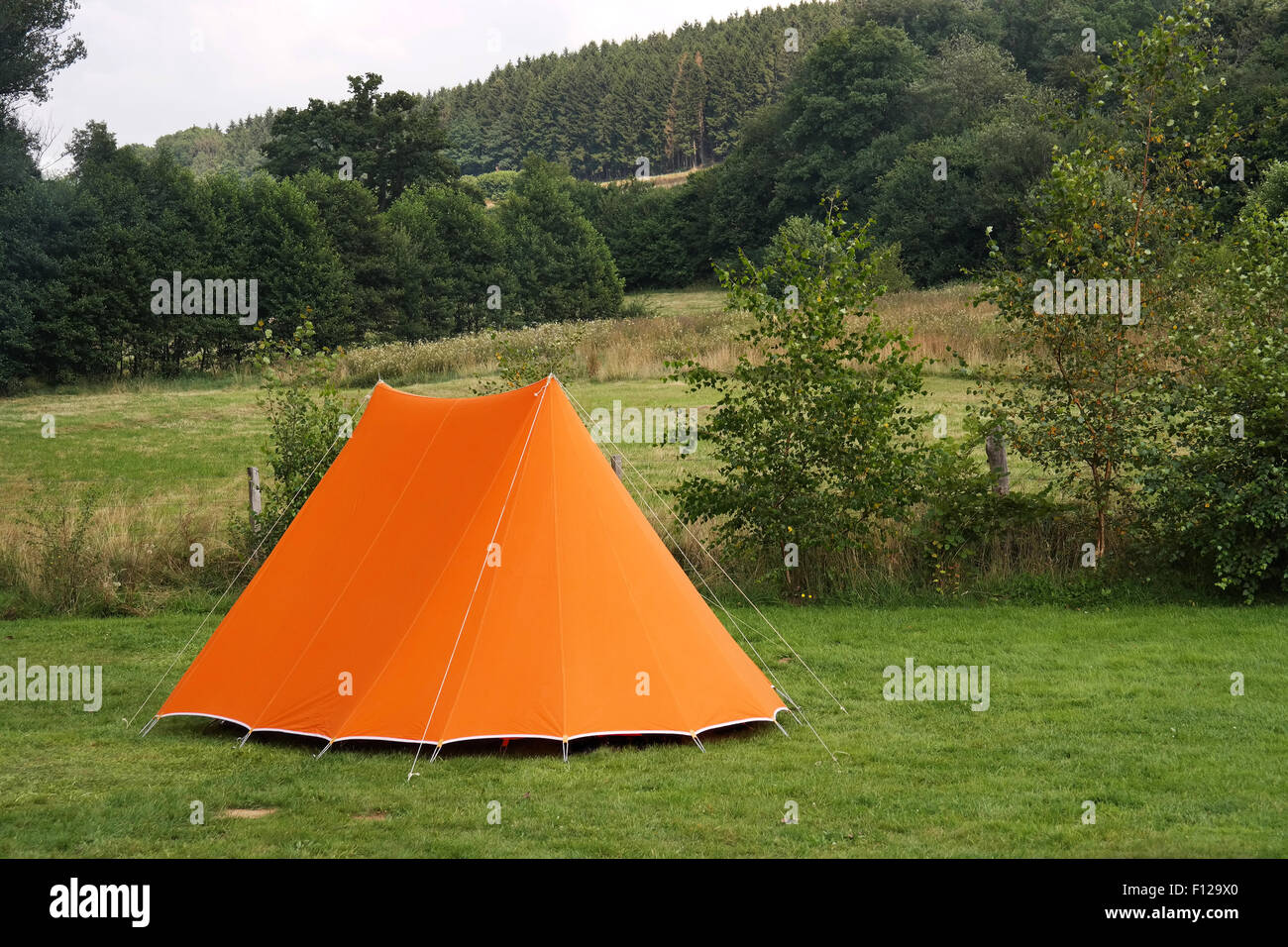 Camping dans les Ardennes Belges avec une tente de toile orange sur l'herbe  Photo Stock - Alamy