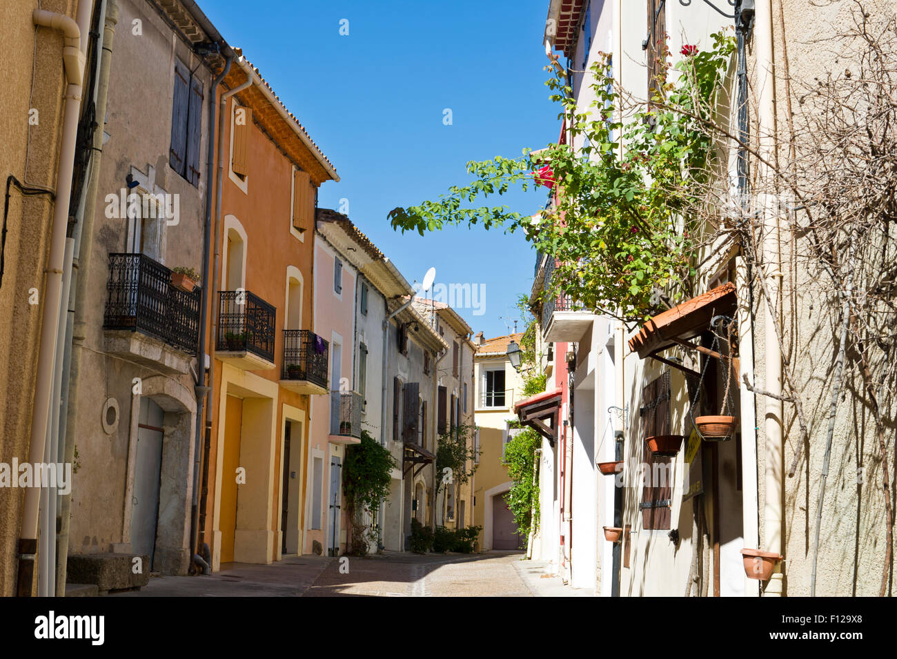 Maisons à Colombiers, près de Béziers, Languedoc Roussillon, France Banque D'Images