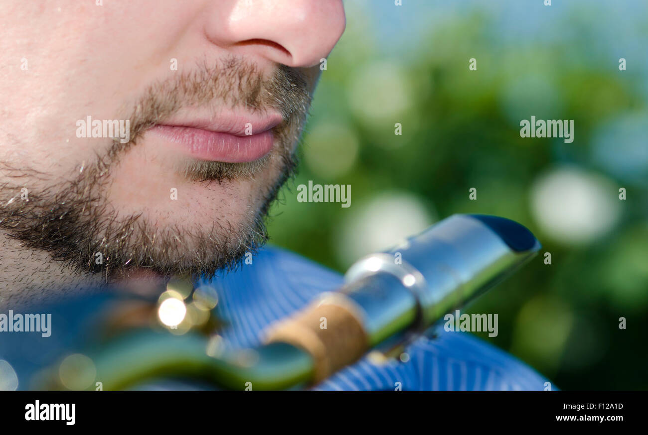 Jeune saxophoniste jouant dans la nature Banque D'Images