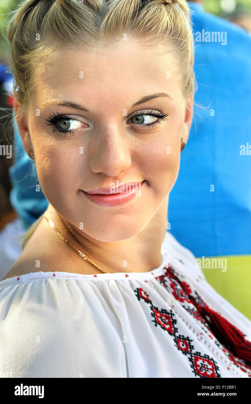 Close-up portrait de jeune femme ukrainienne en vêtements traditionnels Banque D'Images