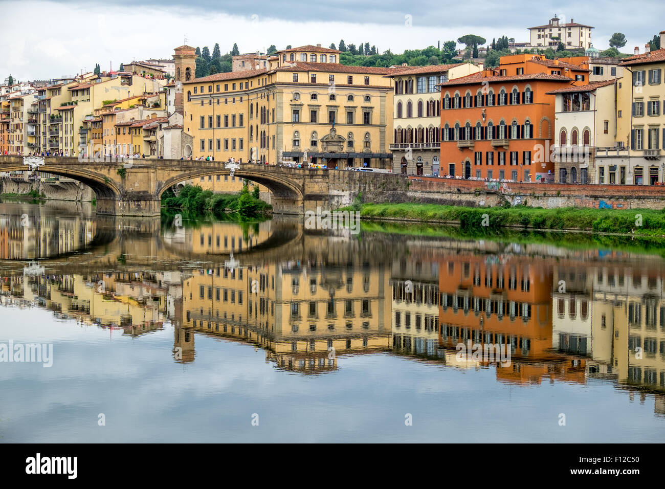 Vue de la rivière le long de la rivière Arno à la recherche vers le Ponte Vecchio, Florence Italie Banque D'Images