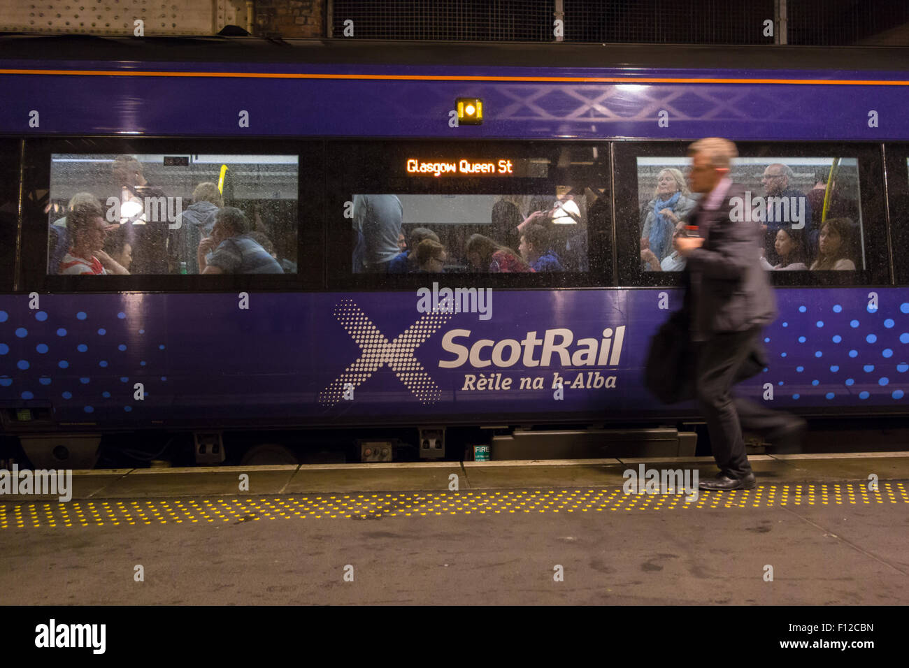 Marque gaélique sur ScotRail train circulant entre Édimbourg Waverley et stations de Glasgow Queen Street Banque D'Images