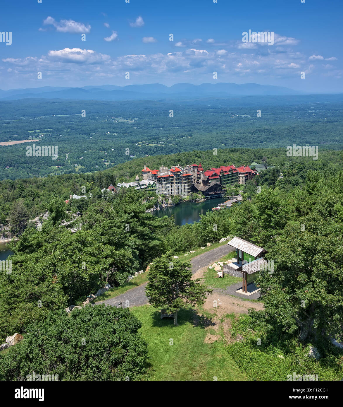 Vue panoramique sur la montagne, la maison Mohonk Hudson Valley dans le Shawangunk Mountains dans l'état de New York. Banque D'Images