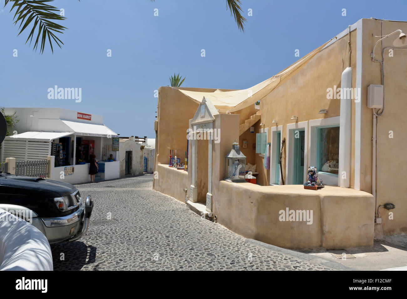 Un petit magasin dans une rue pavée dans le village de Firostefani, à Santorin, en Grèce. Banque D'Images