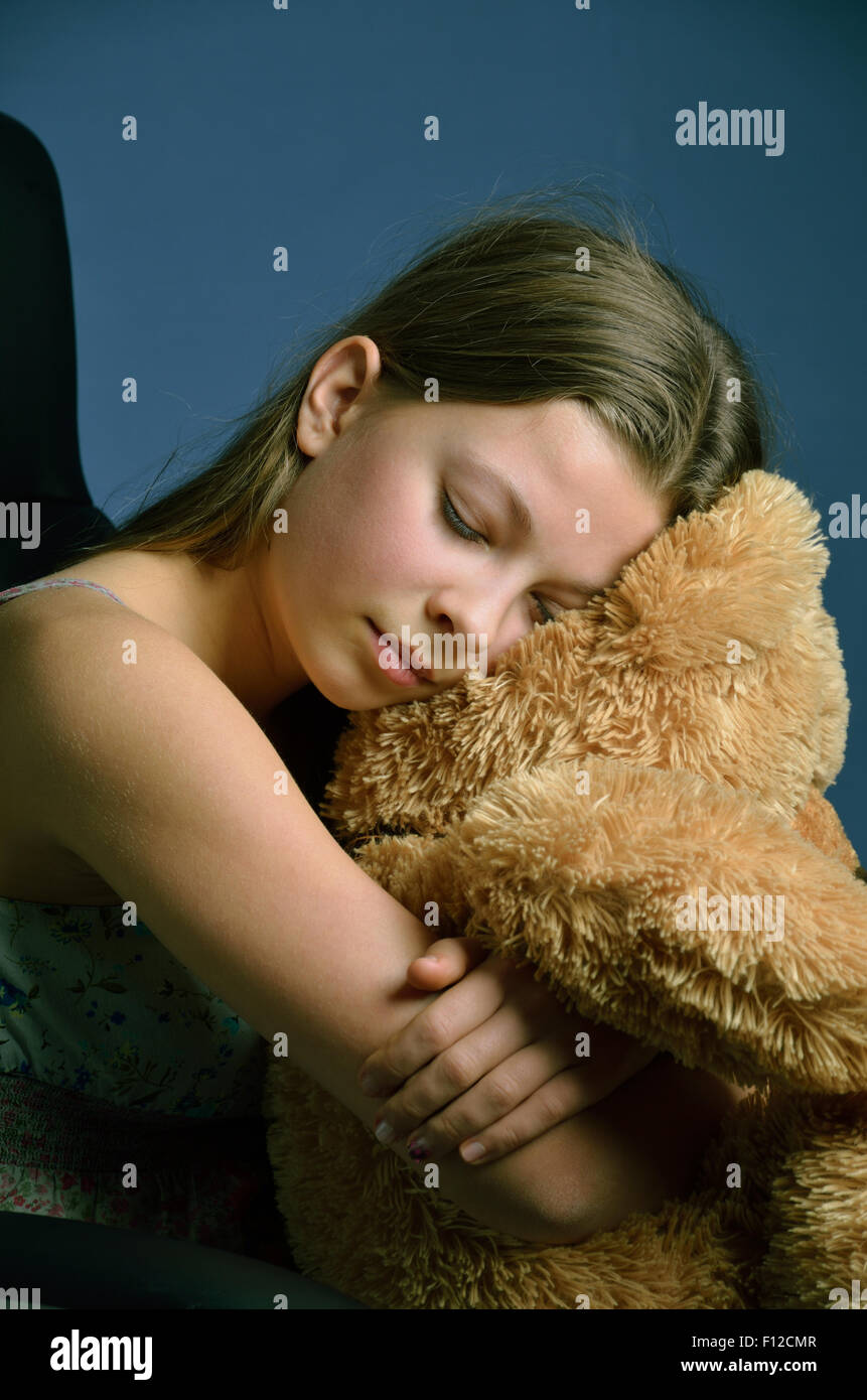 Adolescente avec un ours en peluche Banque D'Images