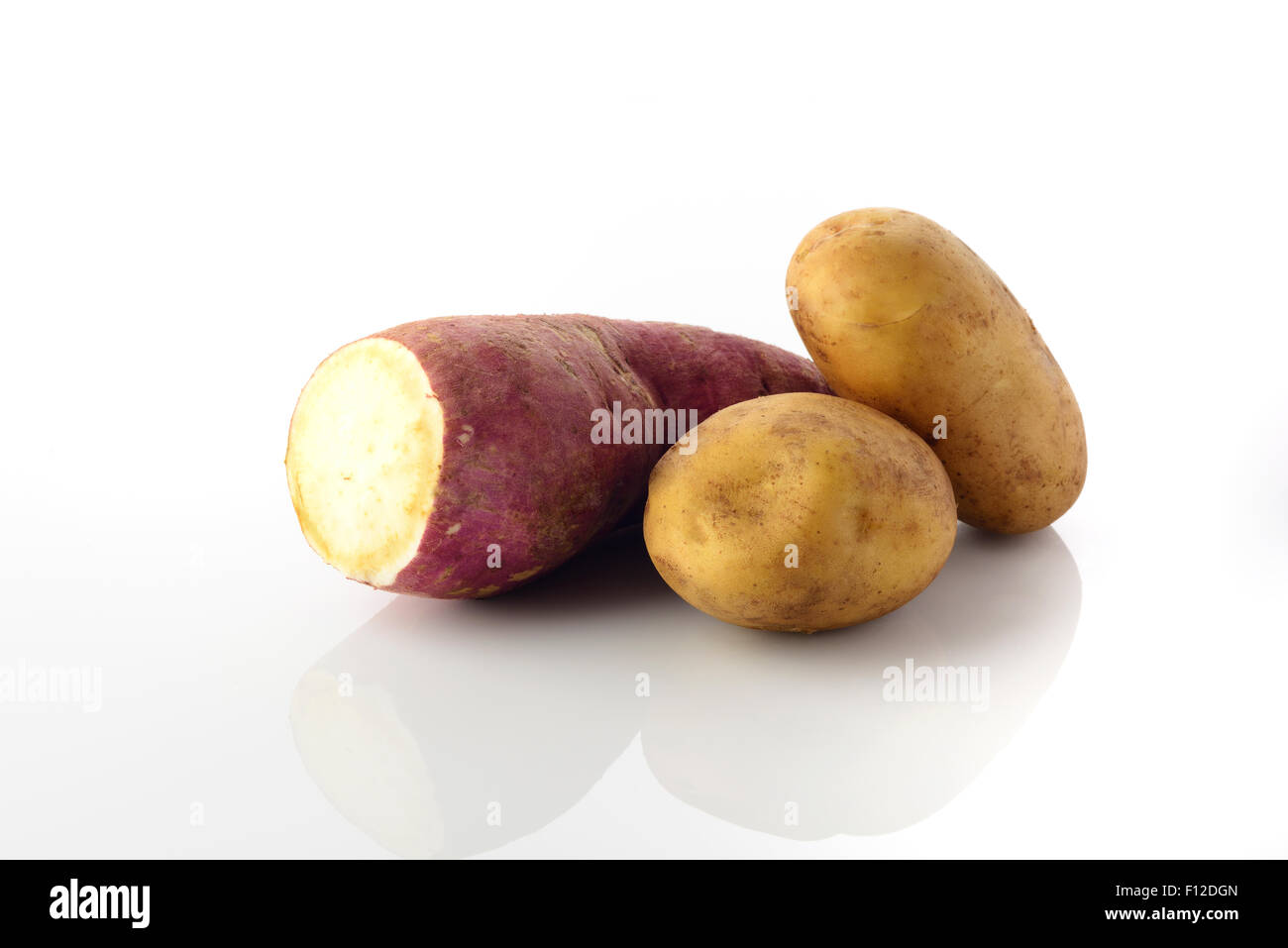 Pommes de terre sucrées et brun sur fond blanc. Banque D'Images