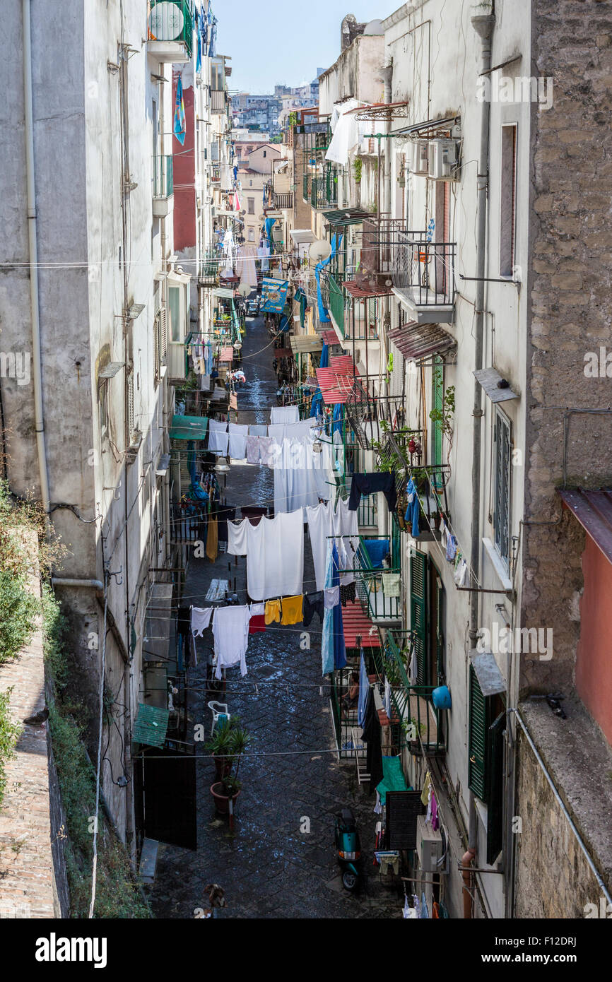 Les cordes à linge de blanchisserie est suspendu de l'autre côté de la rue étroite entre les maisons dans la région de Naples, Italie Banque D'Images
