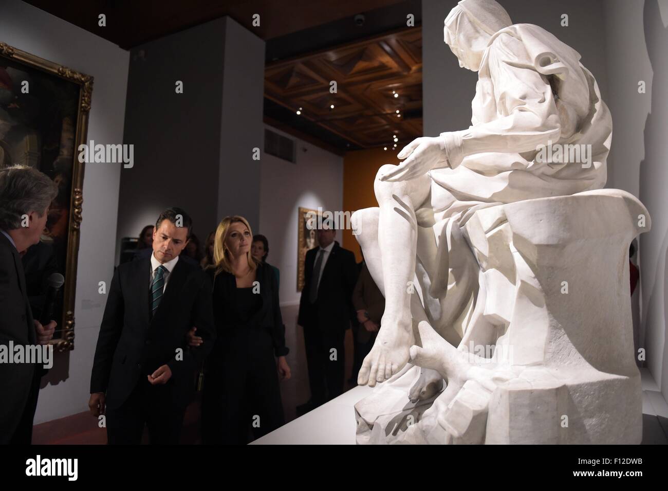 La ville de Mexico, Mexique. Août 25, 2015. Image fournie par la présidence du Mexique montre le président mexicain Enrique Pena Nieto (2e-L) avec son épouse Angelica Rivera (3e-L), visiter les expositions 'team lightning Luigi Angel Buonarroti, un artiste entre deux mondes', et 'Leonarto Da Vinci et l'idée de la beauté", au Palais des Beaux-arts de la ville de Mexico, capitale du Mexique, le 25 août, 2015. © la présidence du Mexique/Xinhua/Alamy Live News Banque D'Images