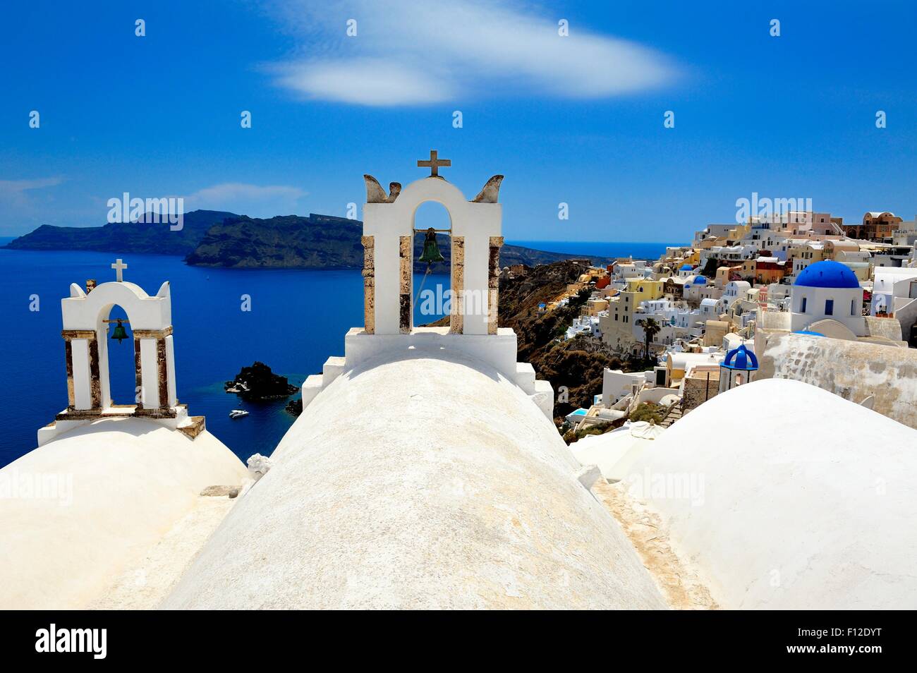 Les clochers de l'église dans le village de Oia Santorini Grèce Banque D'Images