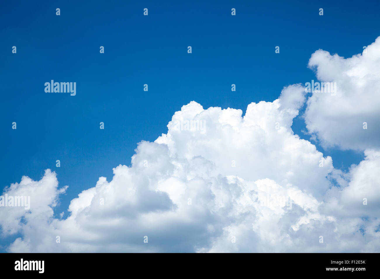 Ciel bleu et des nuages blancs de fond nuageux Ciel Texture Pattern Banque D'Images