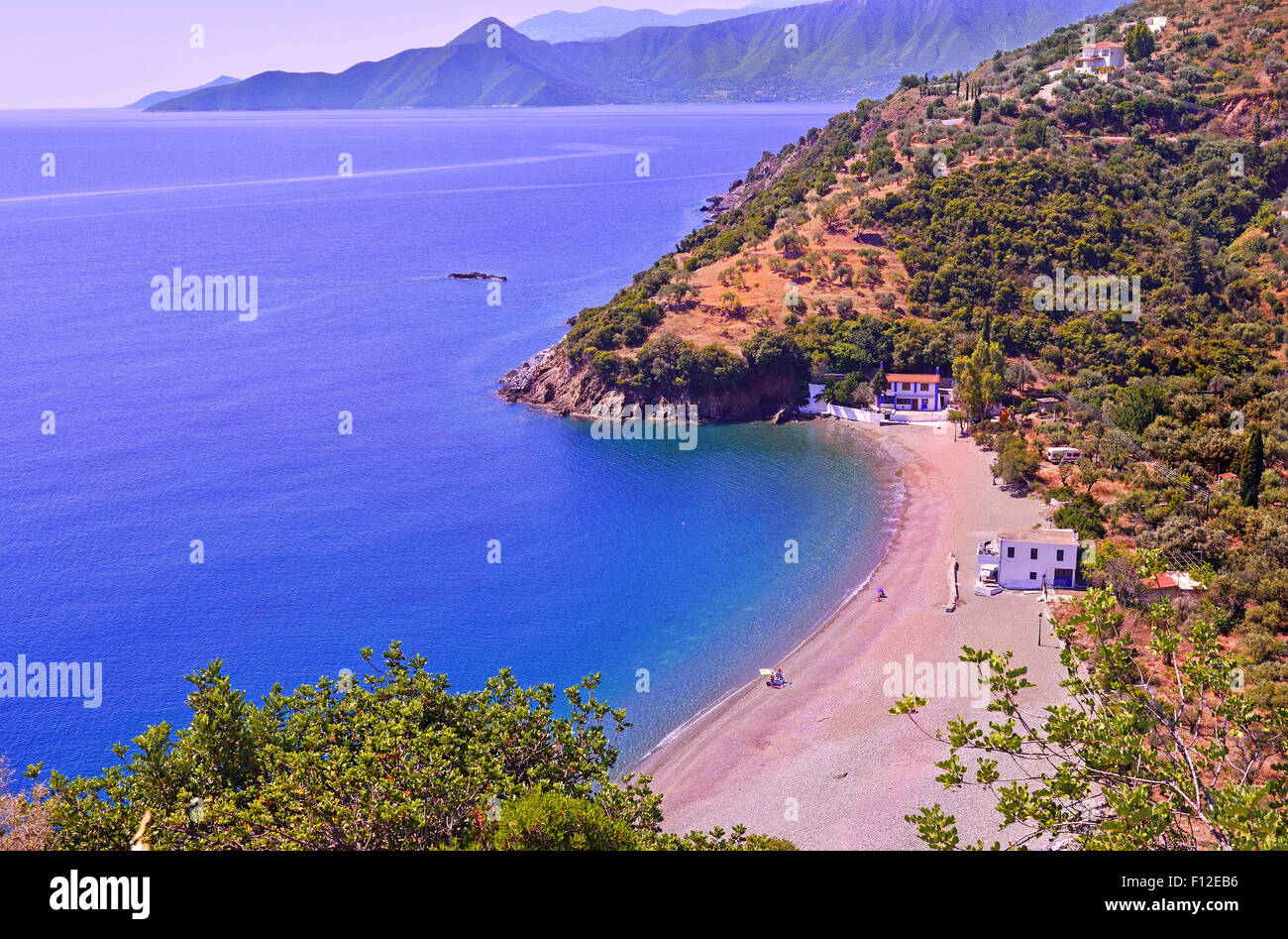 Une vue panoramique à Pramateftis beach près de Leonidion, l'un des moins plages bondées de Kynouria en Arcadie, Péloponnèse, Grèce Banque D'Images