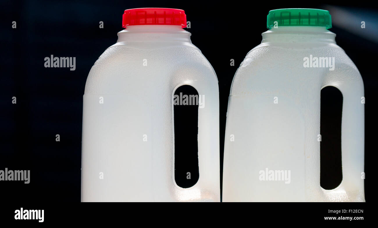 La bouteille de lait en plastique vide Banque D'Images