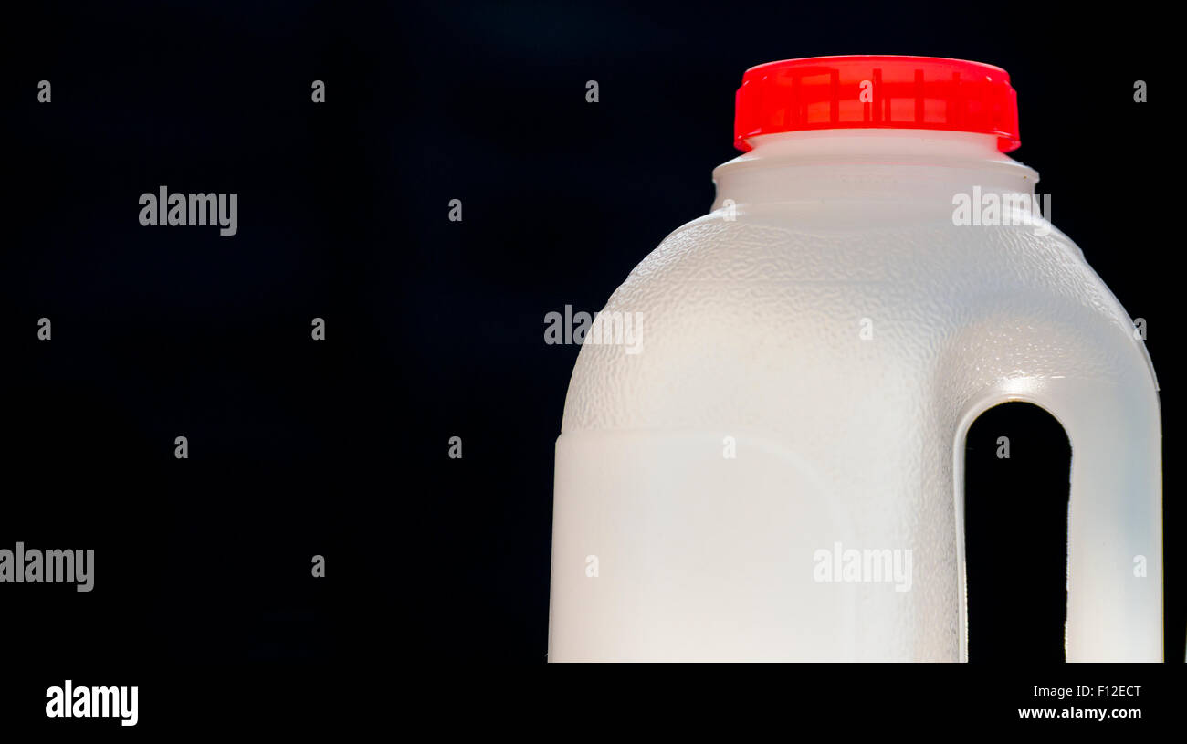 La bouteille de lait en plastique vide Banque D'Images