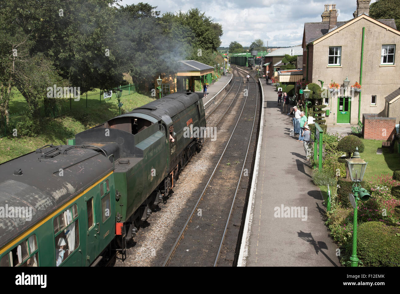 Le cresson Line à la station de Ropley Hampshire England UK loco de vapeur près de la plate-forme Banque D'Images